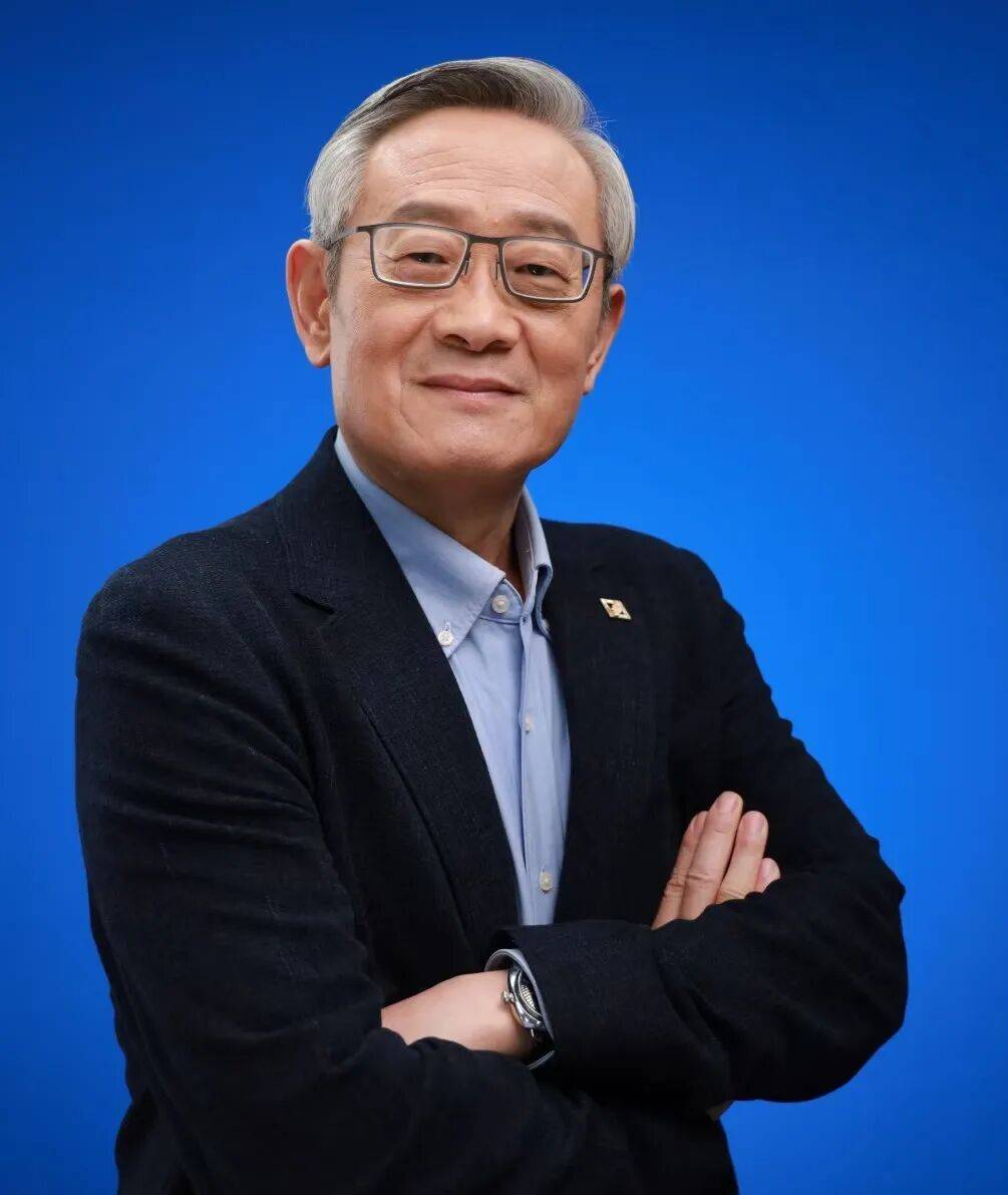 张旭光教授蓝色背景西装形象照
